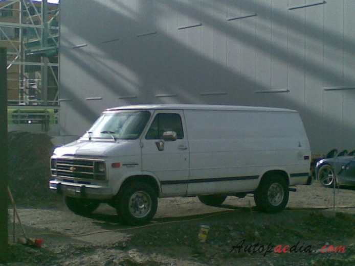 Chevrolet Van 3rd generation 1971-1996 (1992-1996 panel van), left front view