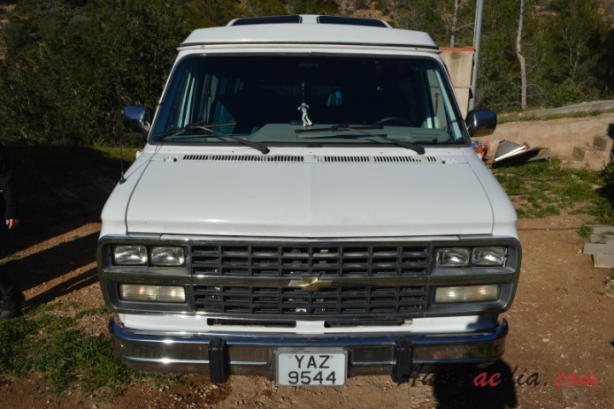 Chevrolet Van 3. generacja 1971-1996 (1992 Chevy Van 20 przeróbka van 4d), przód
