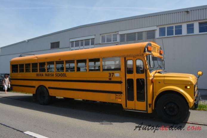 Chevrolet B-Series 1. generacja 1967-1983 (school autobus), prawy bok