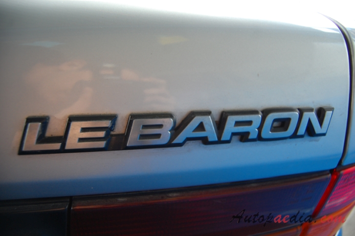 Chrysler LeBaron 3. generacja 1987-1995 (1989 convertible), emblemat tył 