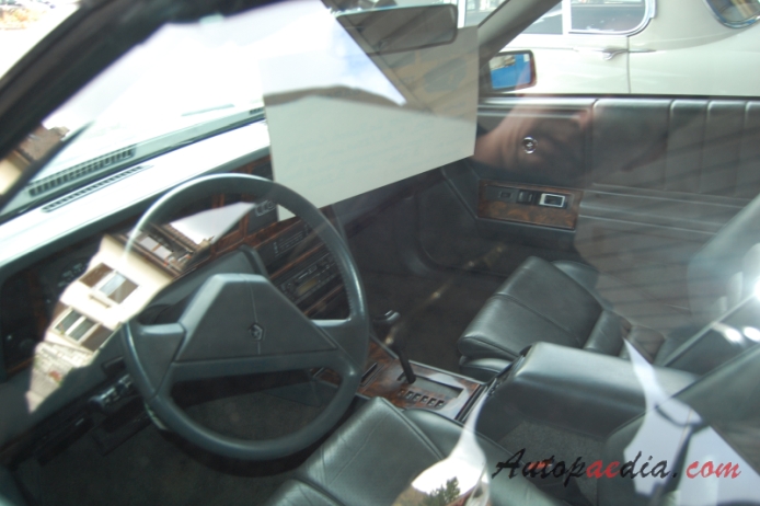 Chrysler LeBaron 3. generacja 1987-1995 (1989 convertible), wnętrze