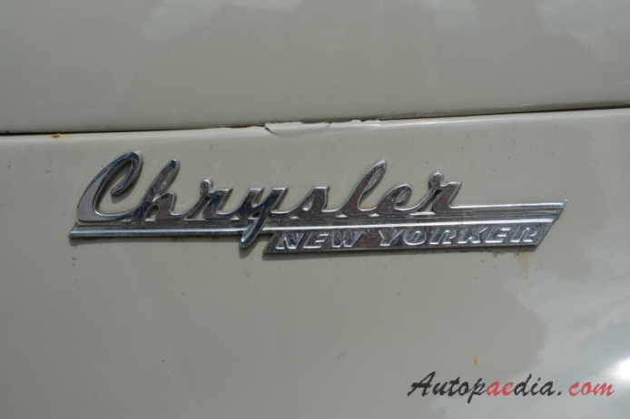 Chrysler New Yorker 1. generacja 1940-1942 (1940 Coupé 2d), emblemat bok 
