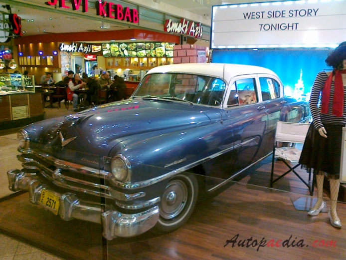 Chrysler New Yorker 3. generacja 1949-1954 (1953 sedan 4d), lewy przód