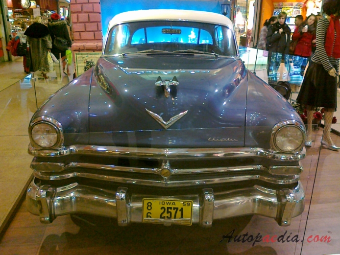 Chrysler New Yorker 3. generacja 1949-1954 (1953 sedan 4d), przód