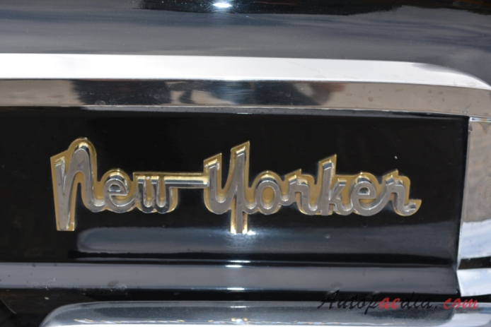 Chrysler New Yorker 6. generacja 1960-1964 (1961 hardtop sedan 4d), emblemat bok 