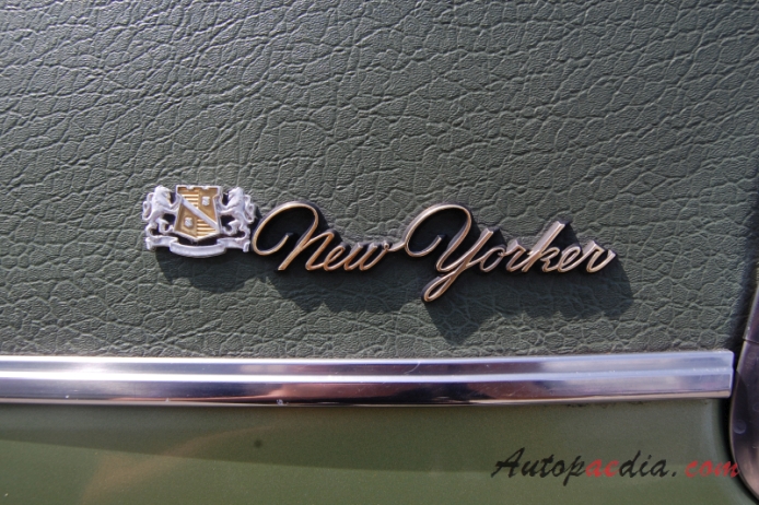 Chrysler New Yorker 8. generacja 1969-1973 (1972 hardtop 2d), emblemat przód 