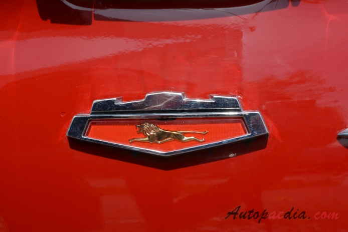 Chrysler Newport 3. generacja 1961-1964 (1961 limuzyna 4d), emblemat bok 