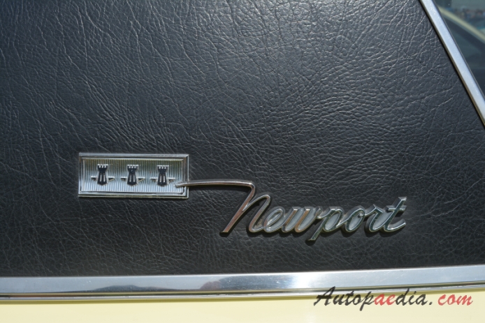 Chrysler Newport 4. generacja 1965-1968 (1967 hardtop 2d), emblemat bok 