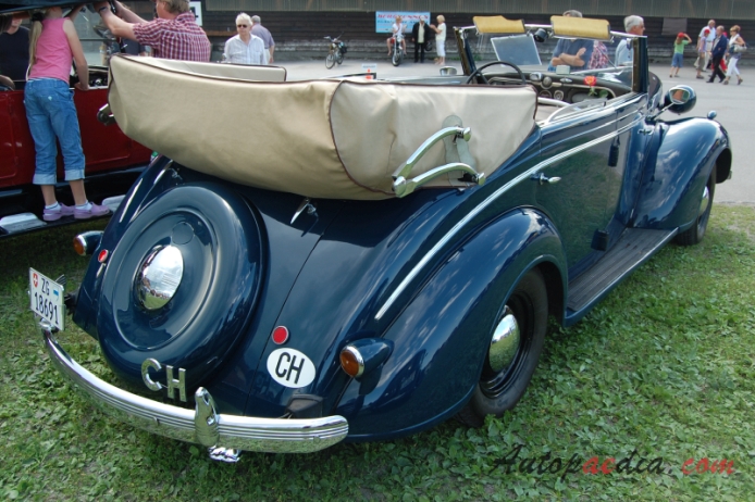 Chrysler Royal 2. generacja 1937-1942 (1937 Chrysler Series C16 convertible 4d), prawy tył