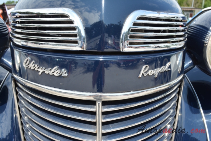 Chrysler Royal 2. generacja 1937-1942 (1937 Chrysler Series C16 convertible 4d), emblemat przód 