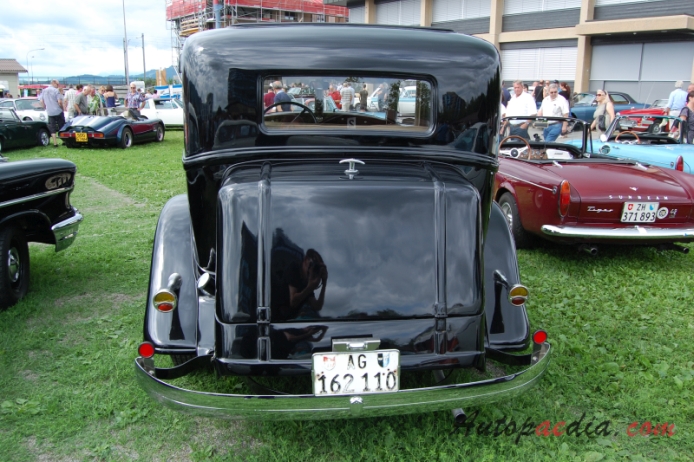 Chrysler Six 1924-1935 (1933 Chrysler Six Series CO Brougham sedan 4d), rear view