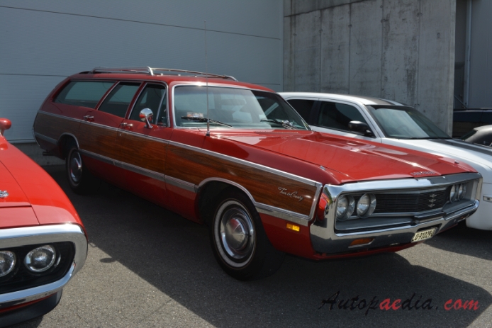 Chrysler Town & Country 5th generation 1969-1973 (1969 Station Wagon 2d), left front view