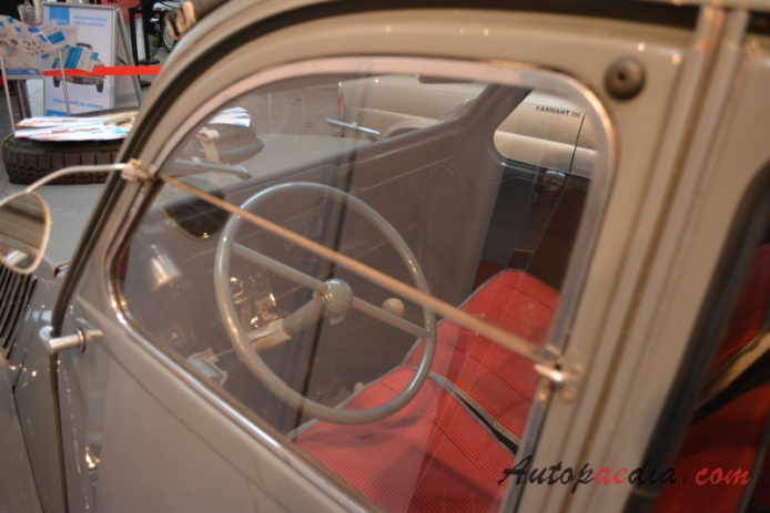 Citroën 2CV 1948-1990 (1961 AZ 44 Sahara 4x4 saloon 4d), wnętrze