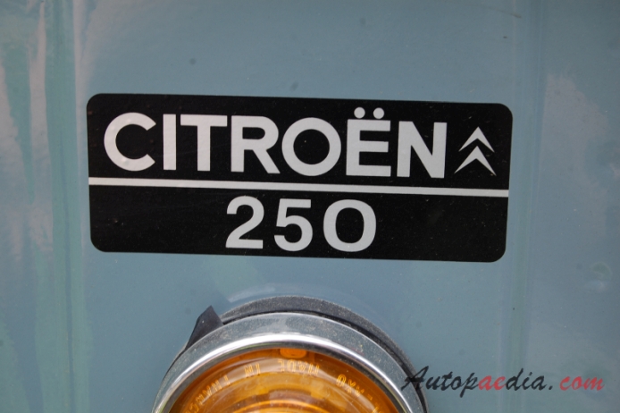 Citroën 2CV 1948-1990 (1966 Citroën 250 Furgonette van 3d), emblemat tył 
