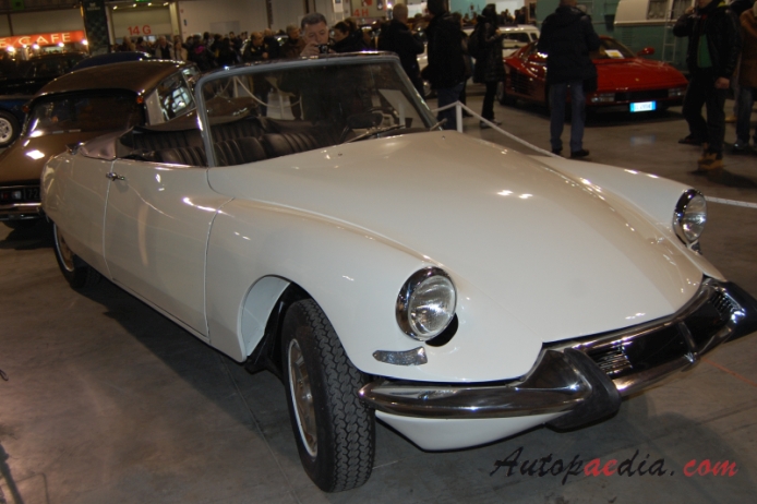 Citroën DS Series 2 1964-1967 (1964 DS 19 Semiautomatica cabriolet 2d), right front view