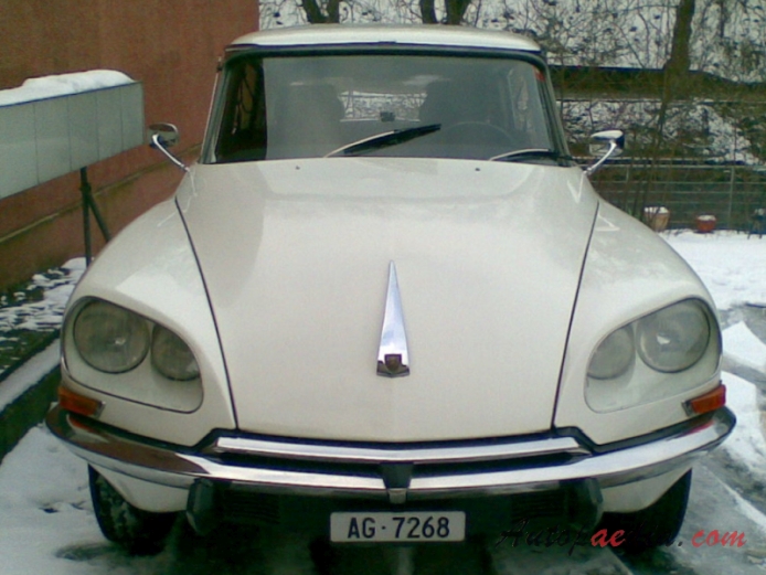 Citroën DS Series 3 1967-1975 (1967-1972 DS 21 sedan 4d), front view