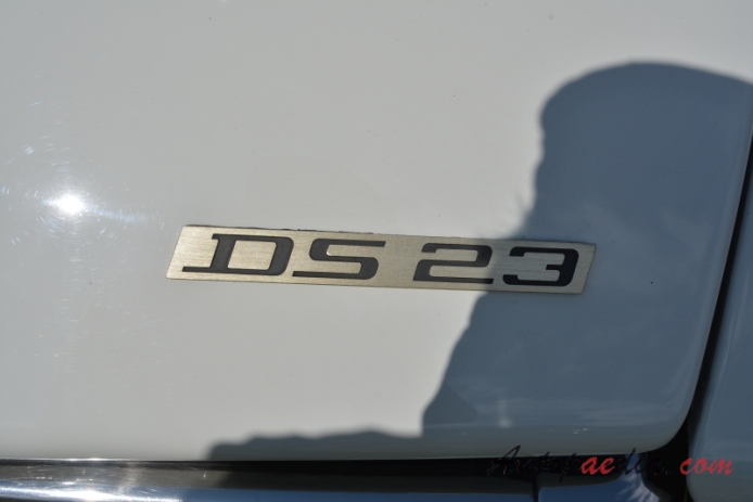 Citroën DS Series 3 1967-1975 (1973-1975 Citroën DS 23 Pallas sedan 4d), rear emblem  
