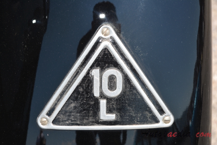 Citroën Rosalie 1932-1938 (1933 10CV L cabriolet 2d), rear emblem  