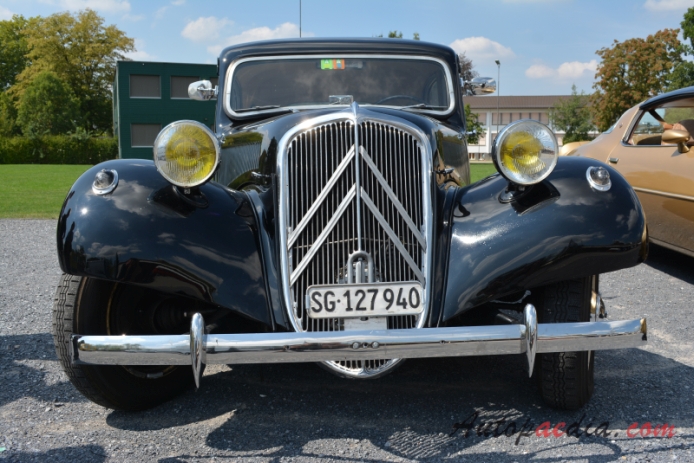 Citroën Traction Avant 1934-1957 (1952-1957 Citroën 11B saloon 4d), front view