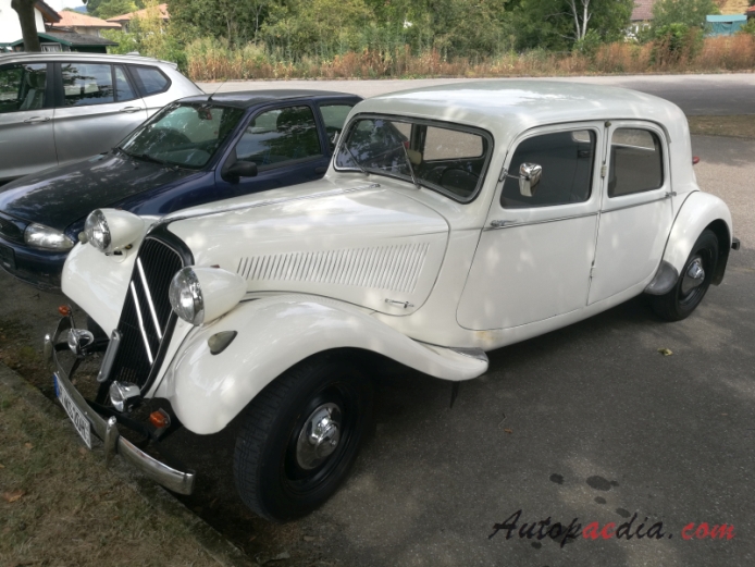 Citroën Traction Avant 1934-1957 (1952-1957 Citroën 11B saloon 4d), lewy przód