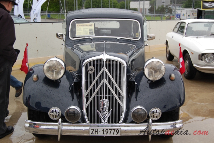 Citroën Traction Avant 1934-1957 (1954 Citroën 15CV Six Familiale saloon 4d), przód
