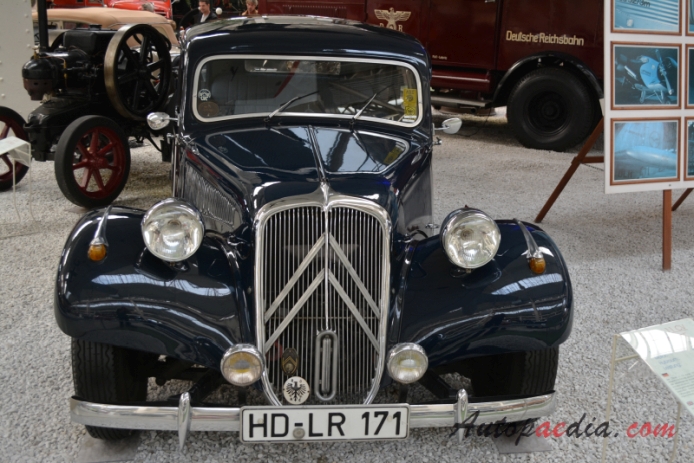 Citroën Traction Avant 1934-1957 (1956 Citroën 11CV Six Familiale saloon 4d), przód