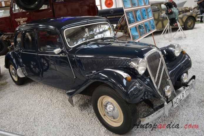 Citroën Traction Avant 1934-1957 (1956 Citroën 11CV Six Familiale saloon 4d), prawy przód