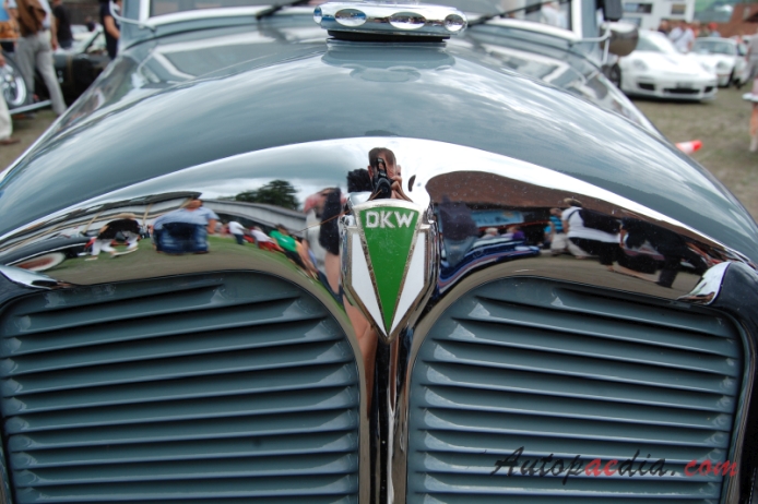 DKW F5 1935-1937 (1937 684ccm Meisterklasse saloon 2d), emblemat przód 