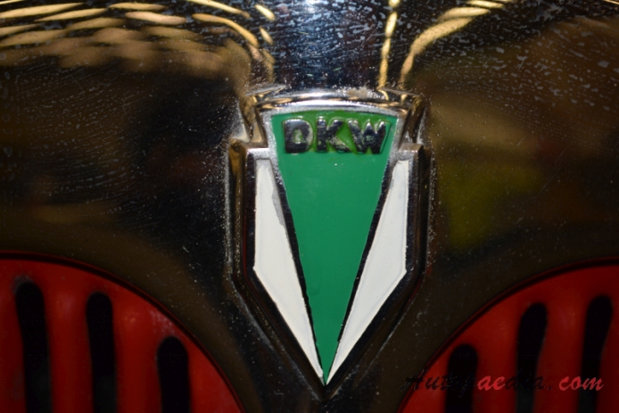 DKW F8 1939-1942 (1939 saloon 2d), front emblem  