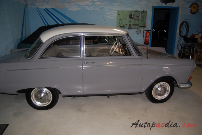 DKW F11 Junior 1959-1963 (1964 de luxe sedan 2d), prawy bok