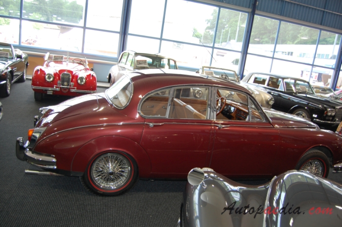 Daimler 2.5 V8 1962-1967 (1967 saloon 4d), right side view