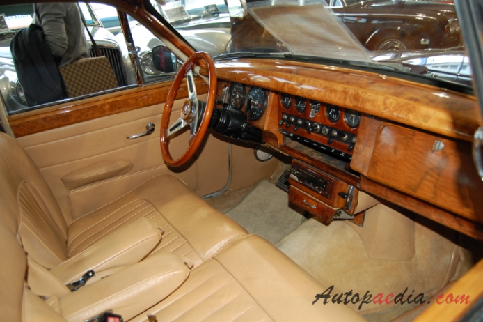 Daimler 2.5 V8 1962-1967 (1967 saloon 4d), interior