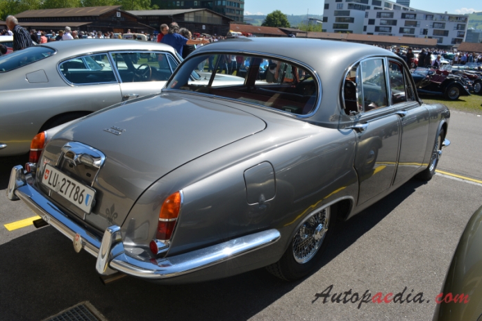 Daimler Sovereign 420 1966-1969 (1968 sedan 4d), right rear view