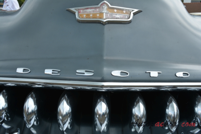 DeSoto Powermaster 1952-1954 (1953 sedan 4d), front emblem  