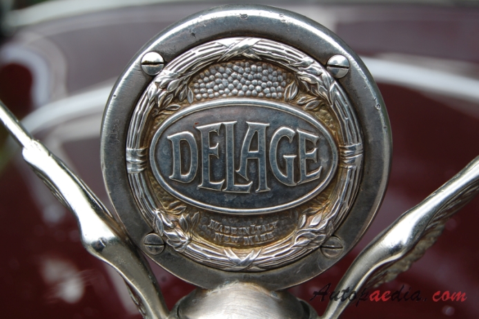 Delage unknown model (saloon 4d), front emblem  