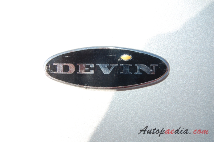 Devin-F (Devin-Triumph TR3) 1957, emblemat przód 