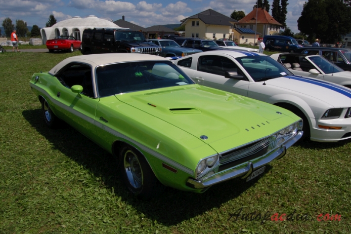 Dodge Challenger 1st generation 1970-1974 (1970 R/T 440 Magnum hardtop), right front view