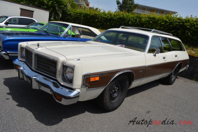 Dodge Coronet 7th generation 1975-1976 (Crestwood Station Wagon 5d), left front view