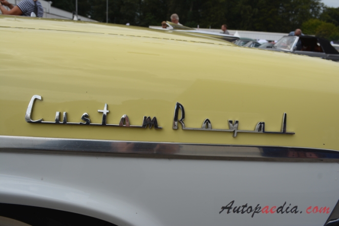 Dodge Custom Royal 1955-1959 (1957 sedan 4d), emblemat bok 