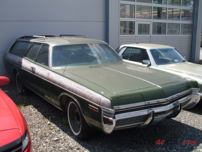 Dodge Monaco 1st generation 1965-1973 (1973 Station Wagon), right front view