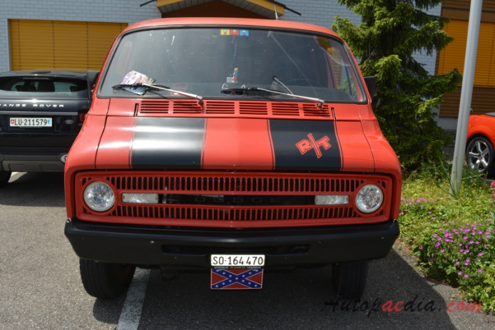 Dodge Ram Van 1. generacja 1971-1978 (1971-1973 Sportsman Mowag), przód