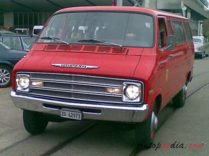 Dodge Ram Van 1. generacja 1971-1978 (1974-1978 Sportsman Mowag), lewy przód