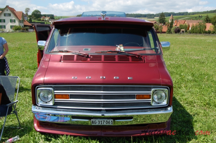 Dodge Ram Van 1. generacja 1971-1978 (1974-1978 Tradesman), przód