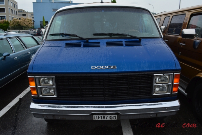Dodge Ram Van 2. generacja 1979-1993 (1979-1985 250 Royal SE), przód