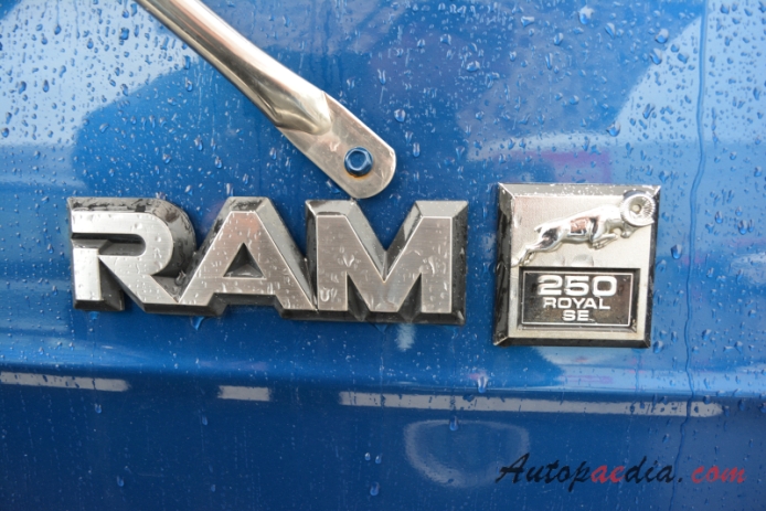 Dodge Ram Van 2. generacja 1979-1993 (1979-1985 250 Royal SE), emblemat bok 