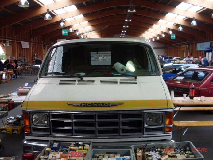 Dodge Ram Van 2. generacja 1979-1993 (1985-1993 Sportsman Mowag), przód