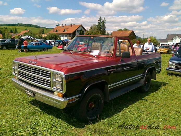 Dodge Ramcharger 1st generation 1974-1981 (1976 SUV 2d), left front view