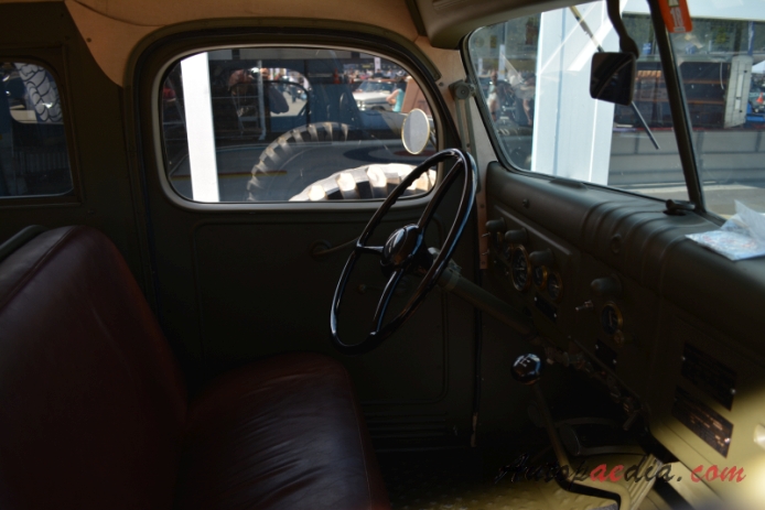 Dodge WC series 1940-1945 (1942 WC-53 Carryall pojazd wojskowy)), wnętrze