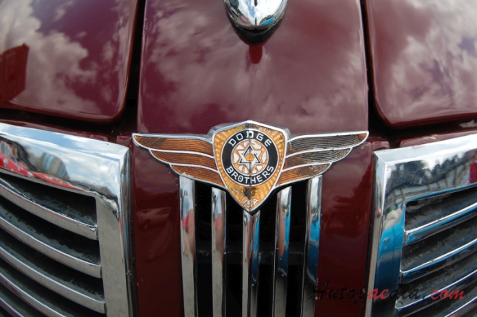 Dodge 1938 (cabriolet 2d), front emblem  