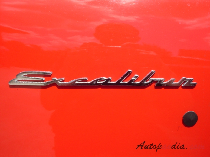 Excalibur 1965-1997 (1965-1969 Series I roadster 2d), emblemat bok 